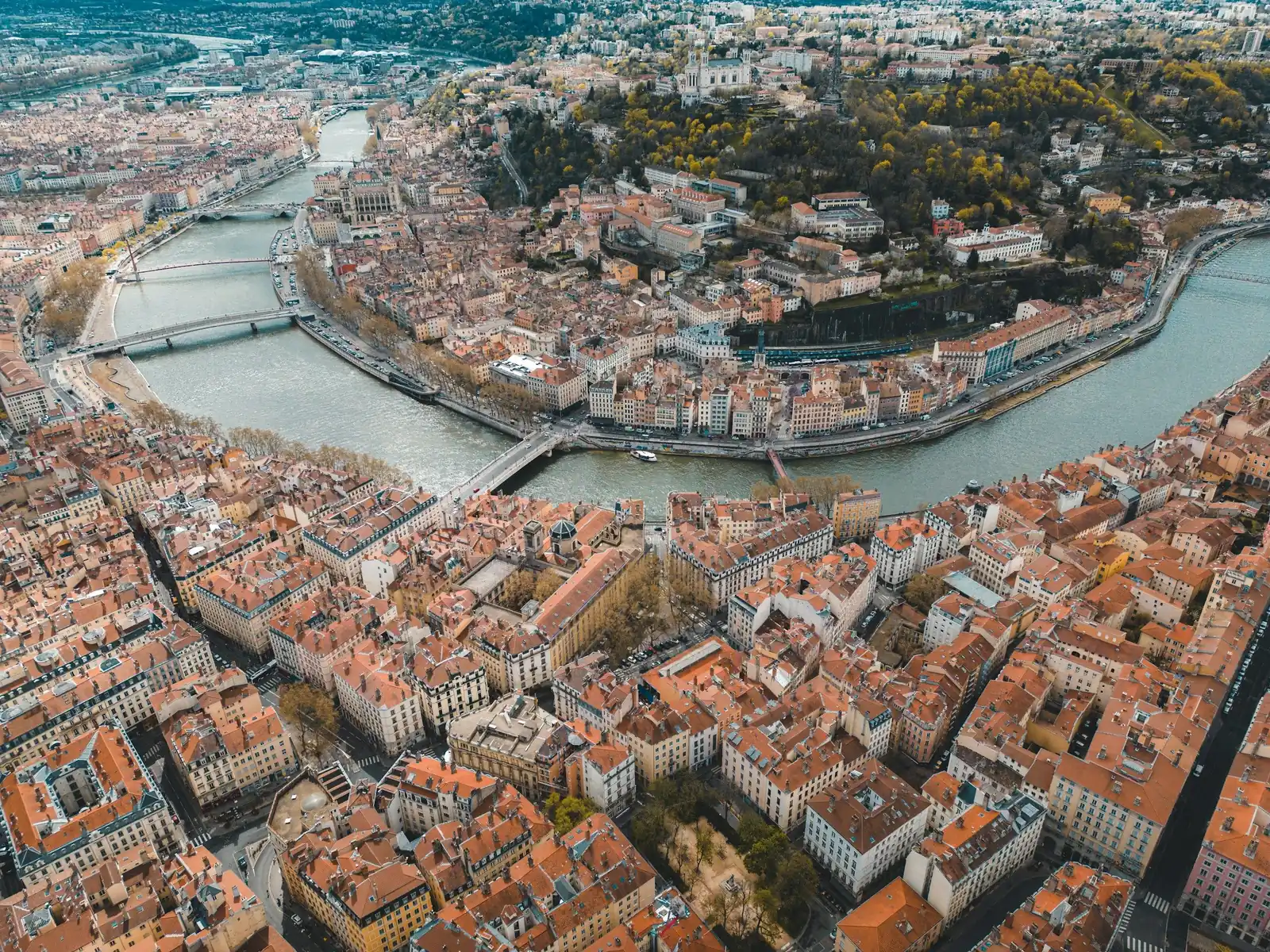 Vue aérienne de Lyon, la Saône, ses ponts et la colline de Fourvière