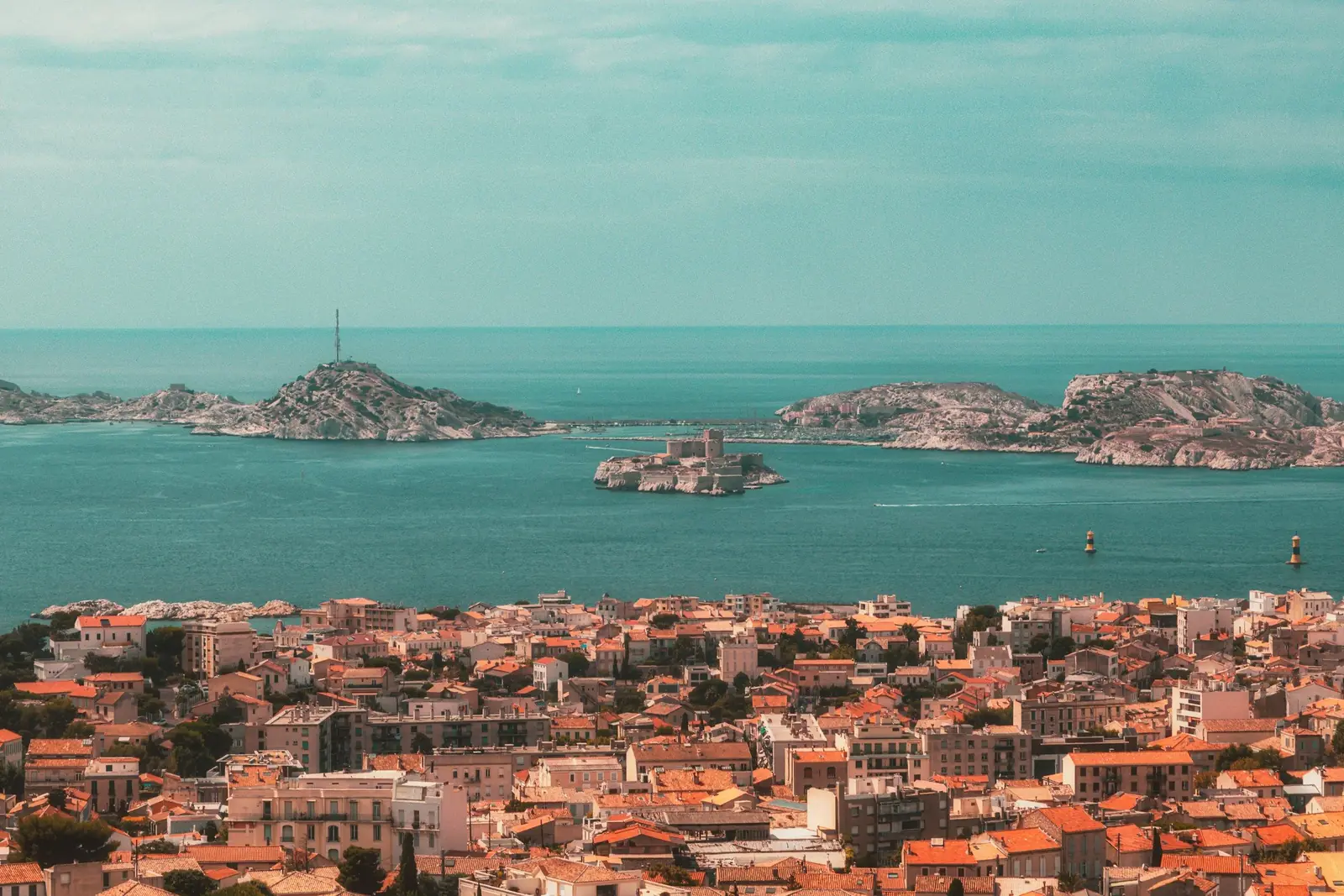 Toits de Marseille face à la rade et aux îles du Frioul