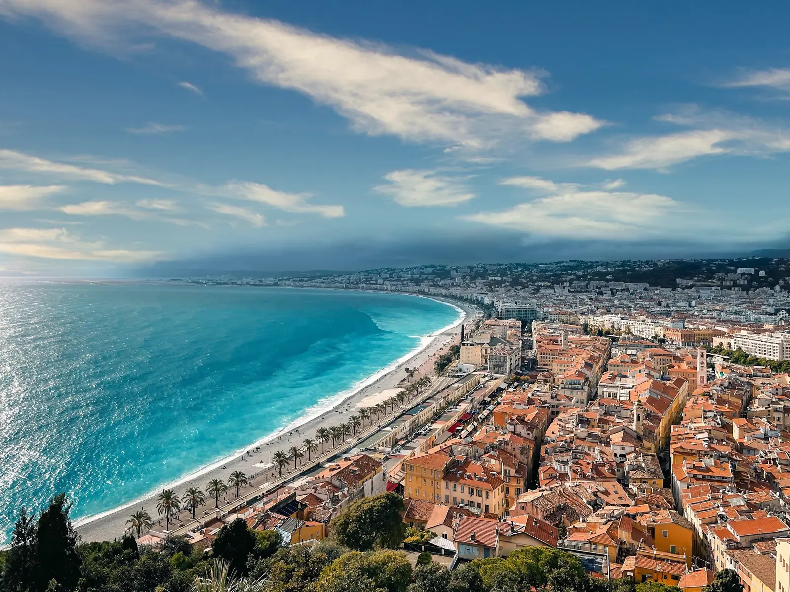 Baie de Nice et toits de la vieille ville vus depuis la colline